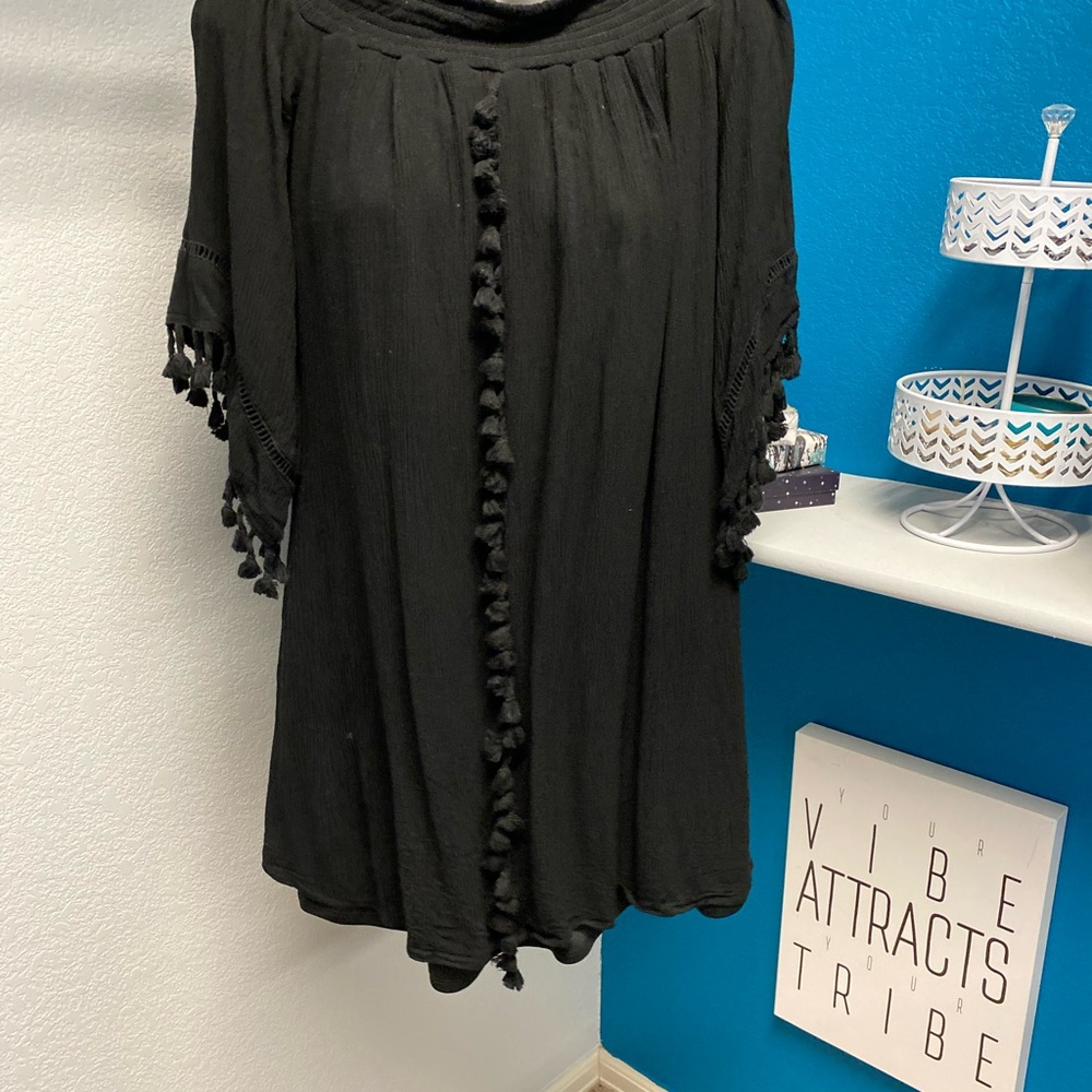 Cute over the shoulder black top…